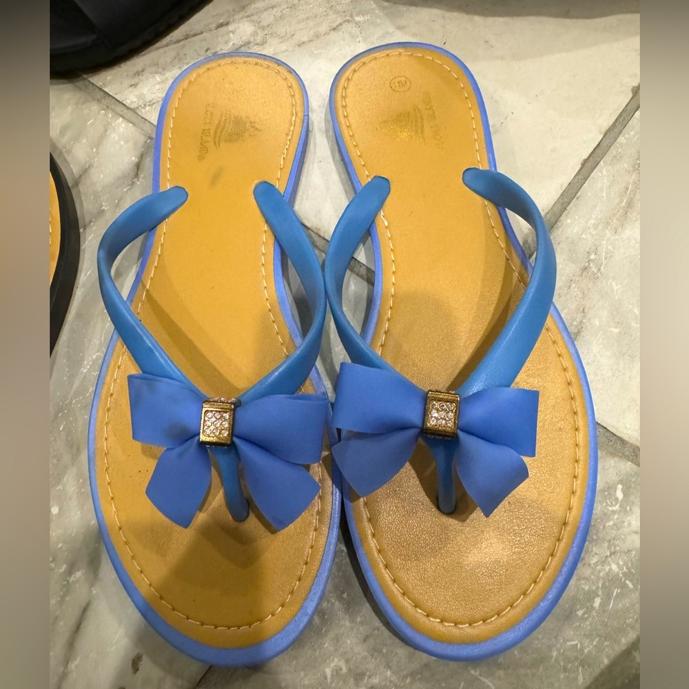 Like New Aloha Island Thong Bow Sandles w/ Rhinestone. Size 11